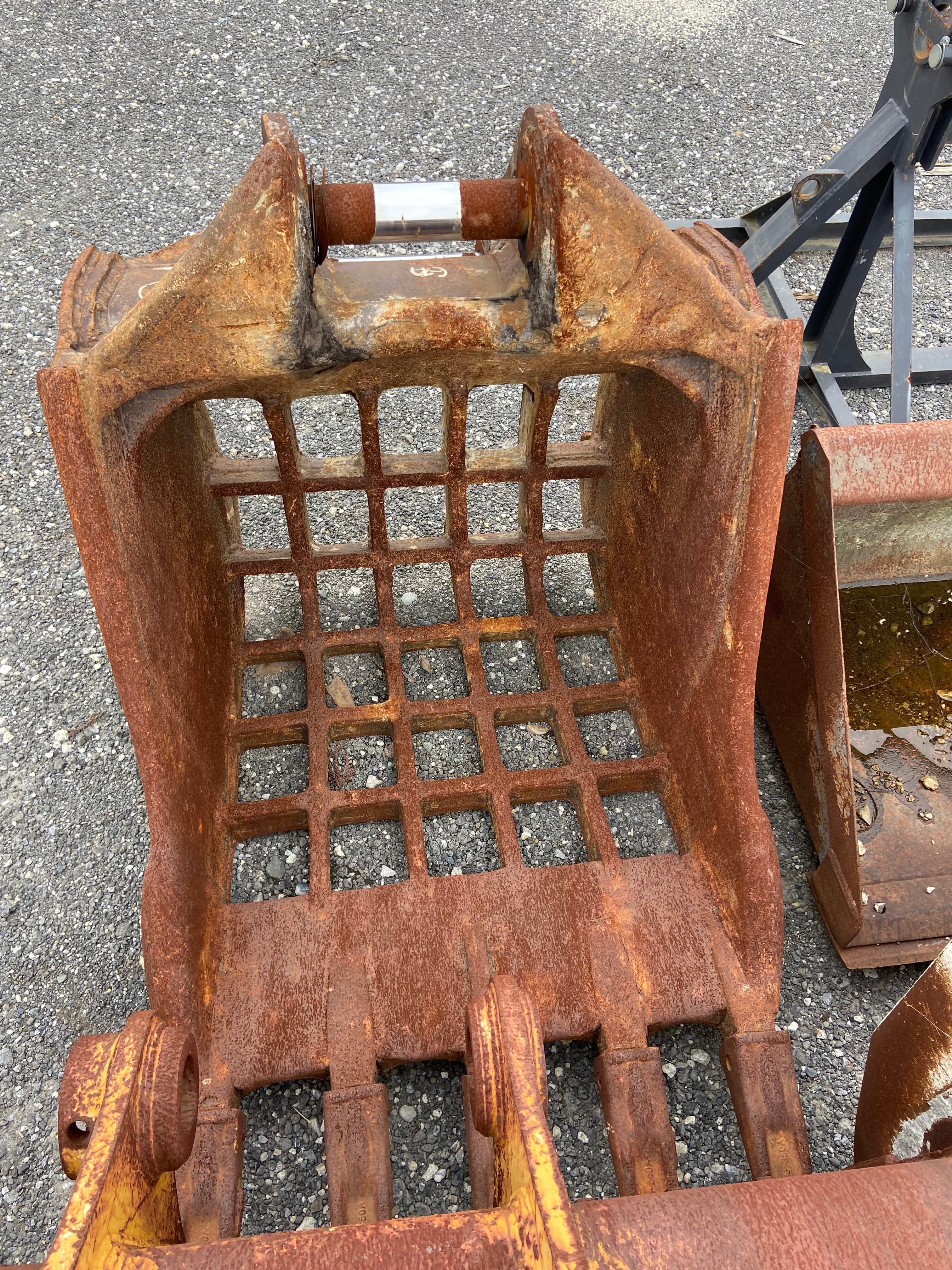 Skelton Bucket, used buckets & fork attachments