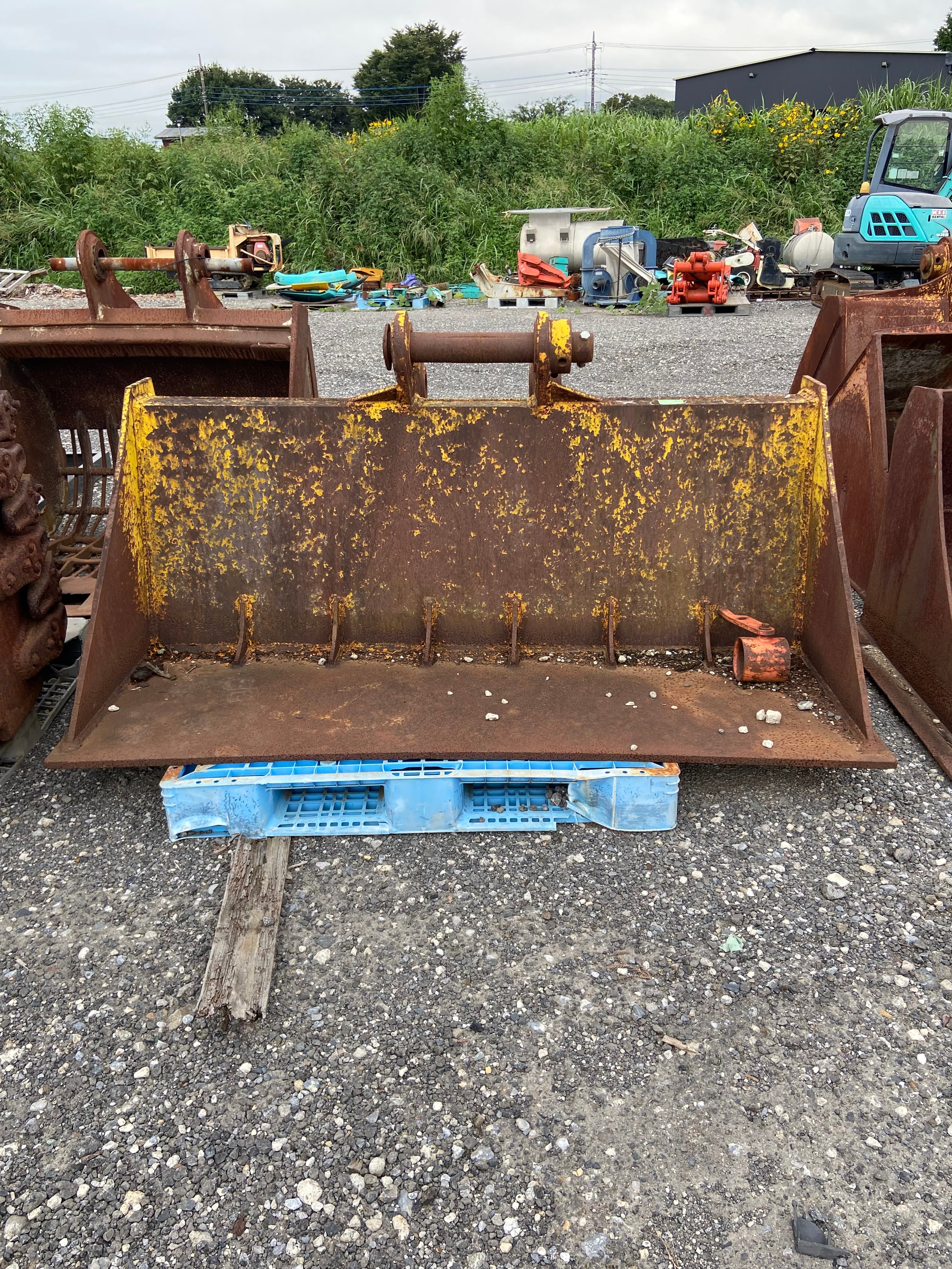 Bucket, used buckets & fork attachments