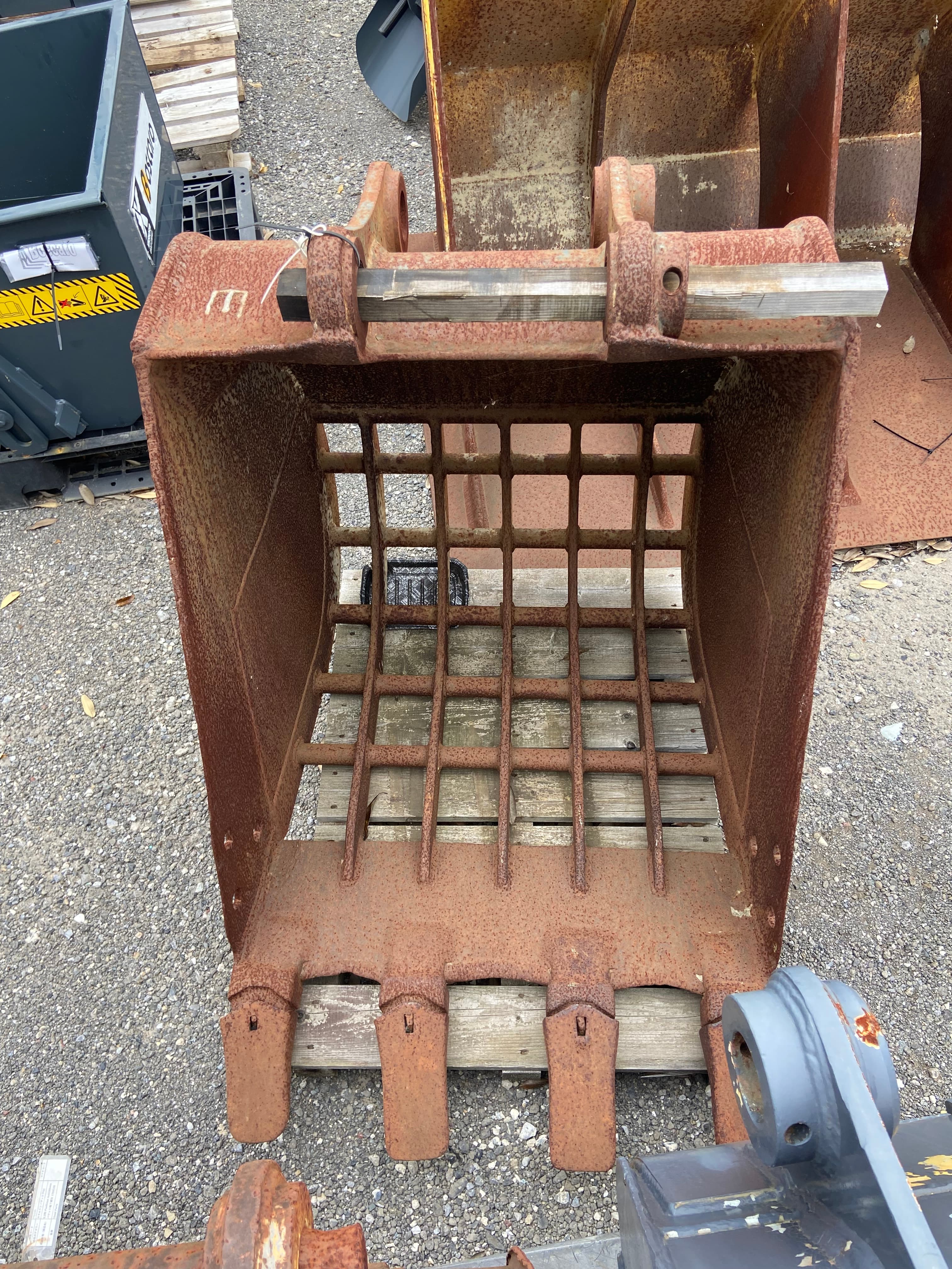 Skeleton Bucket, used buckets & fork attachments