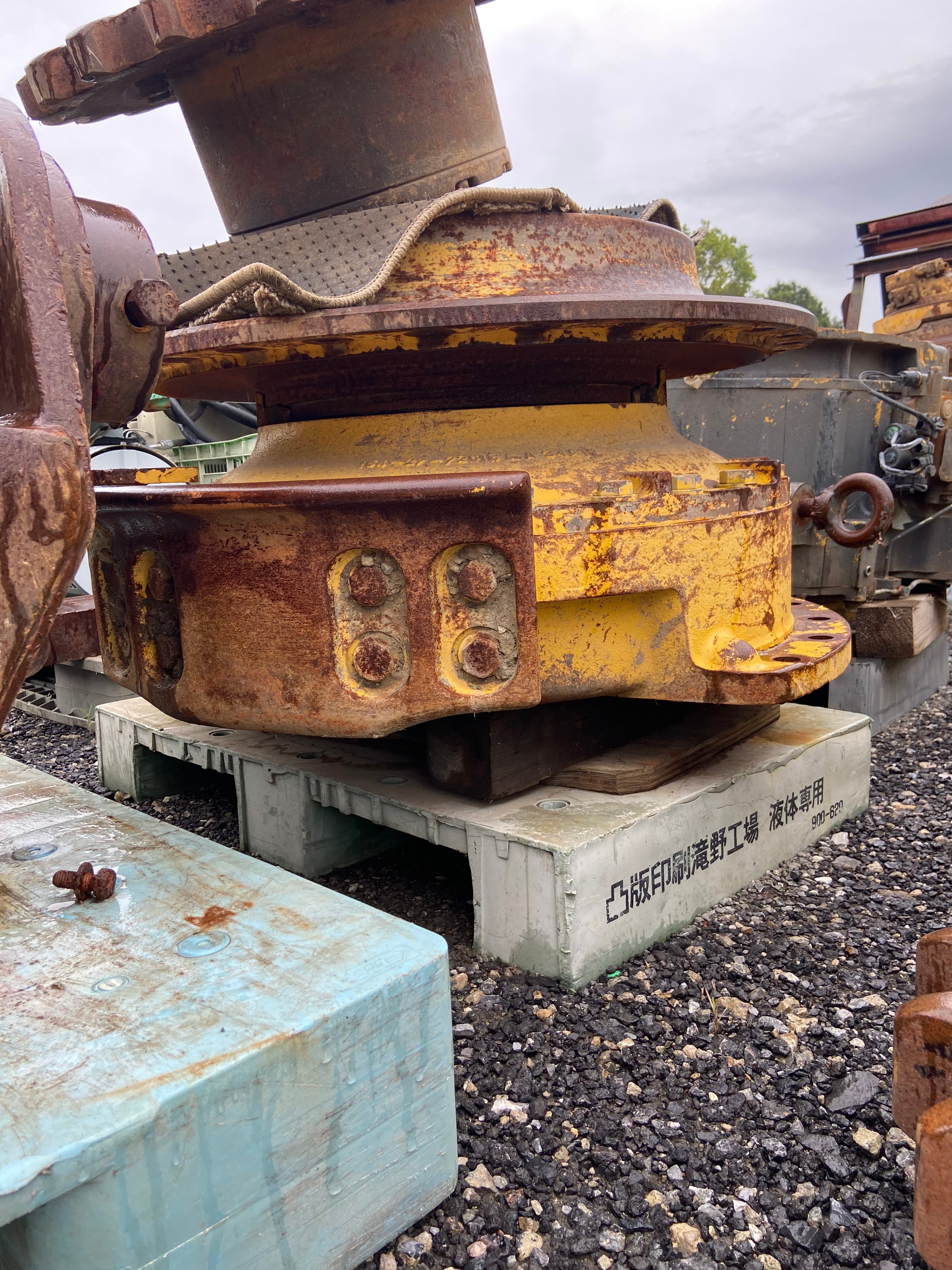 Komatsu D85 final drive, used lights & accessories