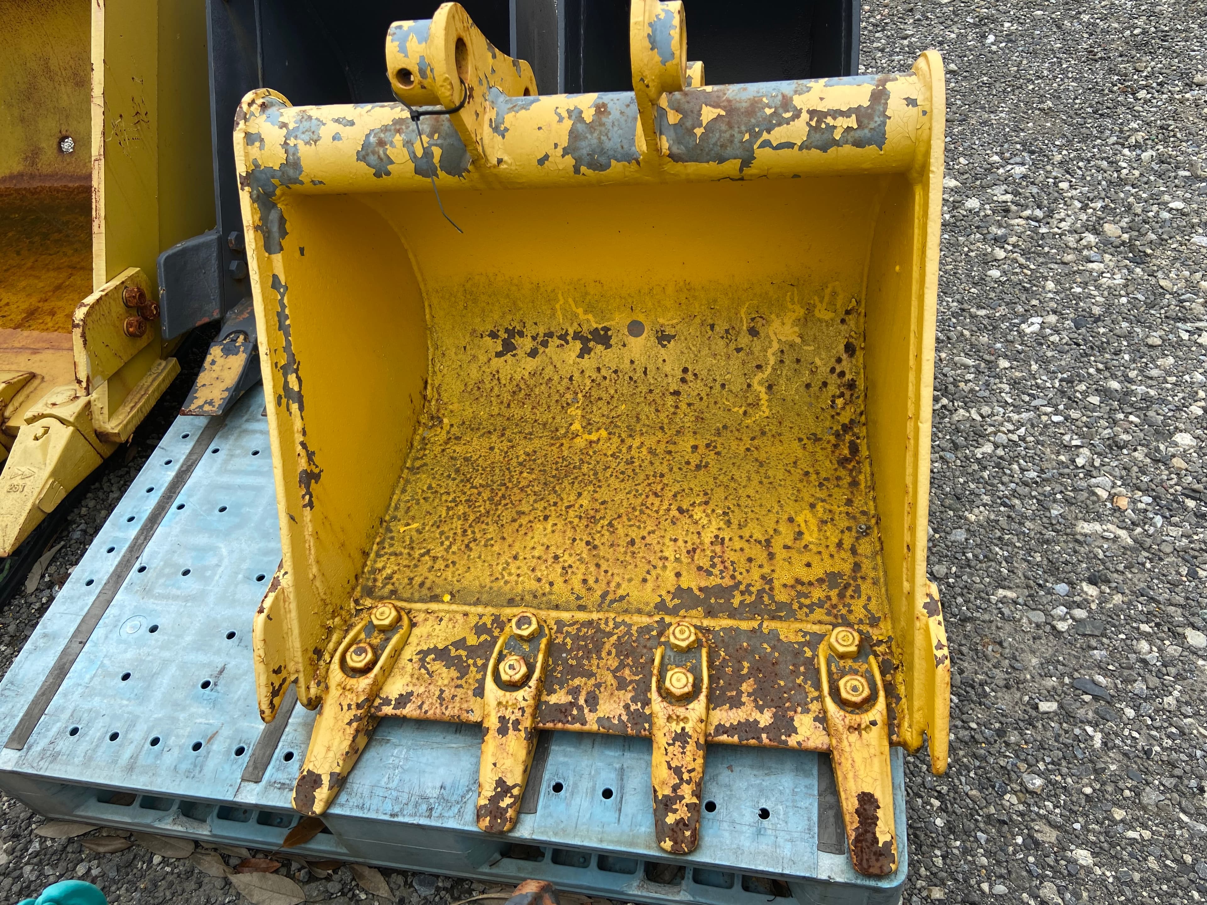 Bucket, used buckets & fork attachments