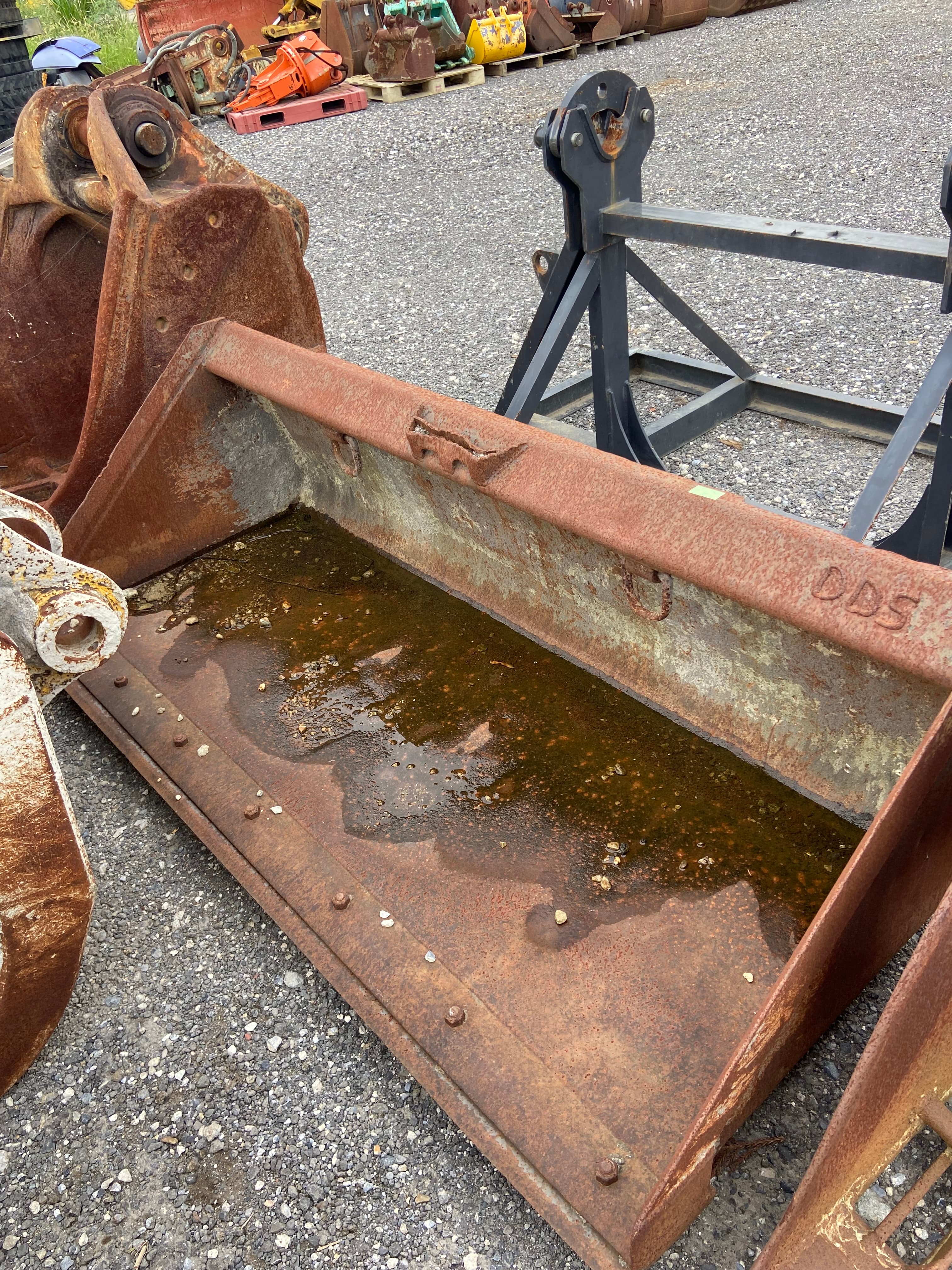 Bucket, used buckets & fork attachments